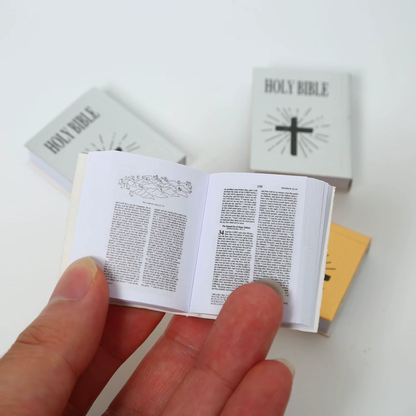 Llavero Mini Biblia Sagrada Protecccion